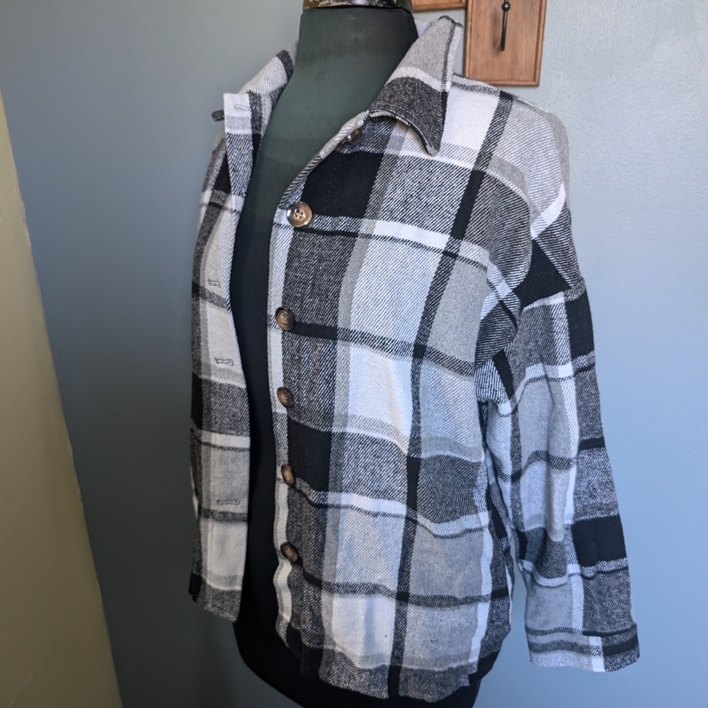Black and Gray Button Down Shirt with Cozy Material and Casual Style